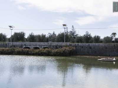 Ci sediamo un attimo volgendo lo sguardo verso gli archi di un ponticello in pietra che impreziosisce il posto